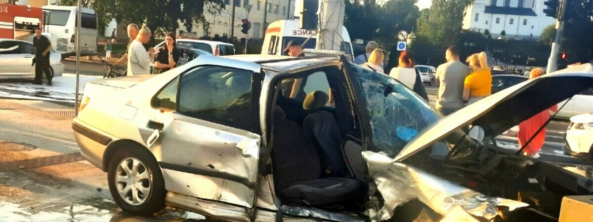 «Поставьте стрелочку на этом перекрёстке!» — В Витебске друг в друга врезались два автомобиля — Фото