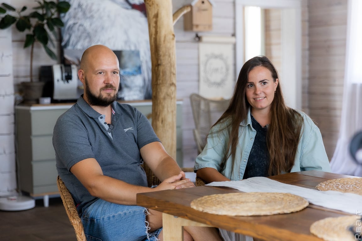 Молодая семья построила уютный дом из старого сруба. Побывали у них в гостях