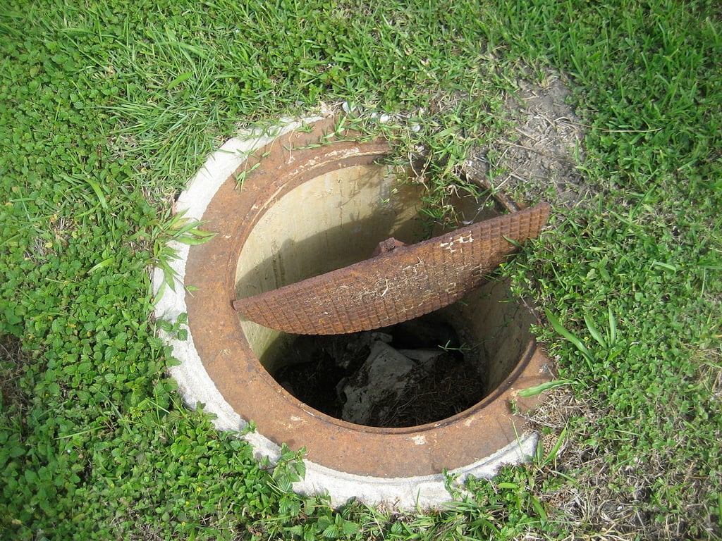 Канализационный колодец со сломанным люком. Фото Infrogmation (talk) of New Orleans / wikimedia.org