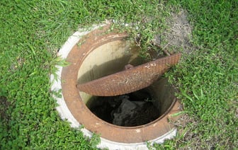 Мужчина утонул в канализационном колодце в Полоцком районе, это уже третий случай падения людей в открытые люки
