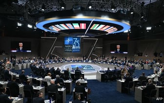 НАТО начинает отправку самолетов F-16 в Украину, обещая военную помощь на сумму 43 миллиардов долларов