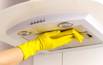 Как эффективно отмыть вытяжку на кухне от жира? Вот 4 неожиданных домашних средства — Полезно