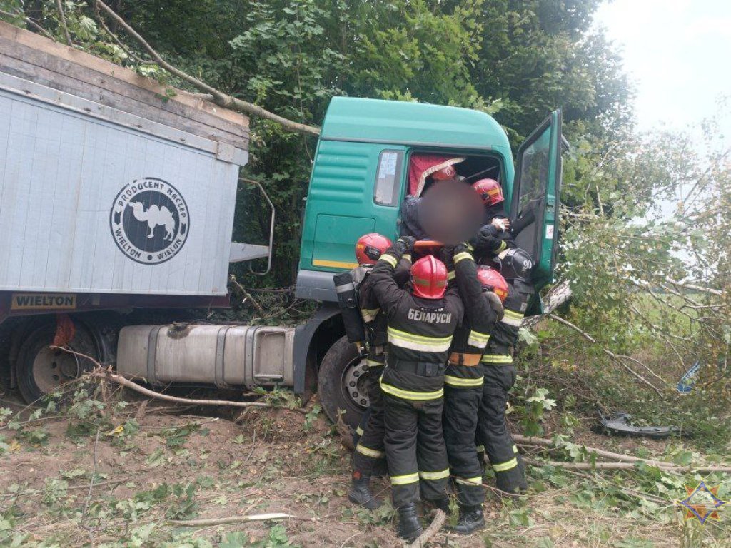 Опубликовано видео спасения водителя грузового автомобиля, пострадавшего в ДТП в Барановичском районе