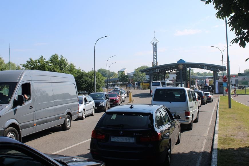 «Непросто, но интересно». Пограничники рассказали о службе в пункте пропуска «Брест»