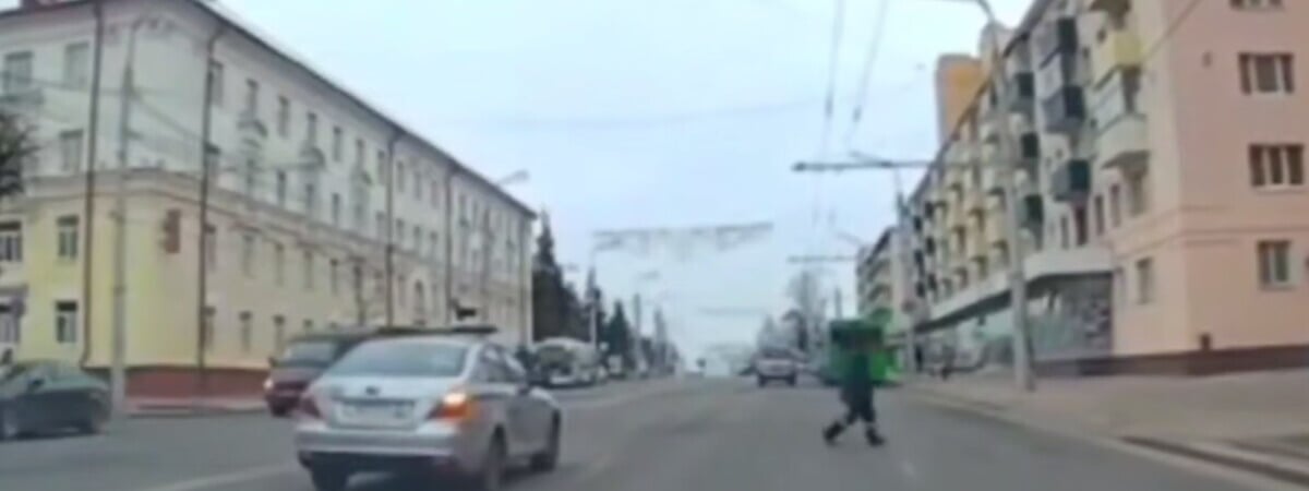 В Витебске пешеход прямо перед экипажем ГАИ пересёк шестиполосную улицу вне перехода. Что было дальше? — Видео