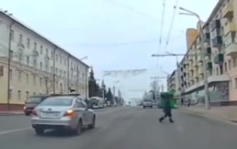 В Витебске пешеход прямо перед экипажем ГАИ пересёк шестиполосную улицу вне перехода. Что было дальше? — Видео