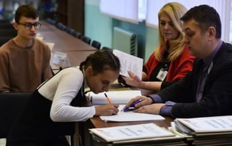 У главы ЦИК Беларуси спросили о принуждении к голосованию — он занервничал