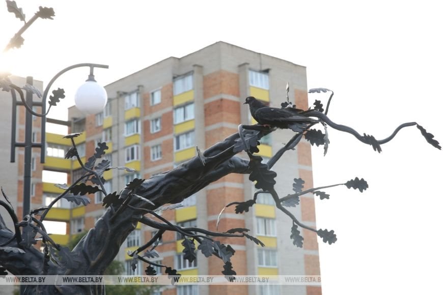 «Парящие книги» и «Дети лесной школы». Новые арт-объекты украсили Ивацевичи