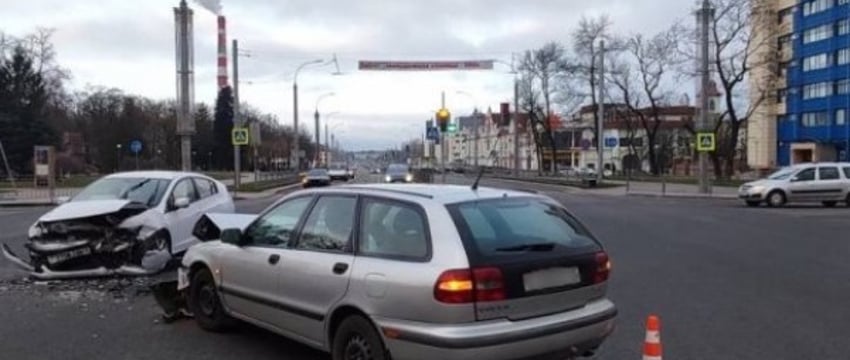 В Бресте на проспекте Машерова столкнулись Volvo и Honda. Кто виноват?