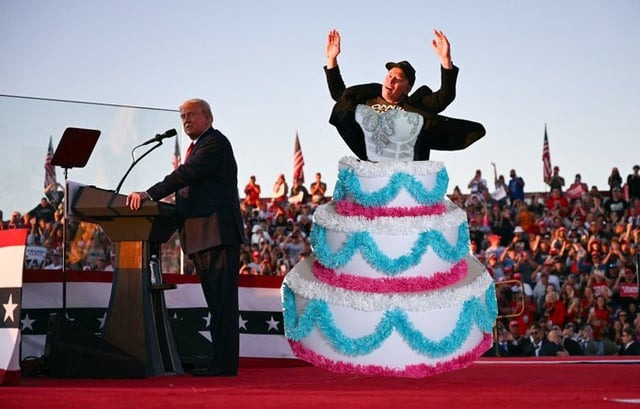 Илон Маск стал мемом после прыжков на митинге Трампа