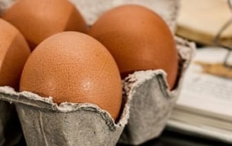 Врач рассказала, в каком виде есть куриные яйца опасно для здоровья