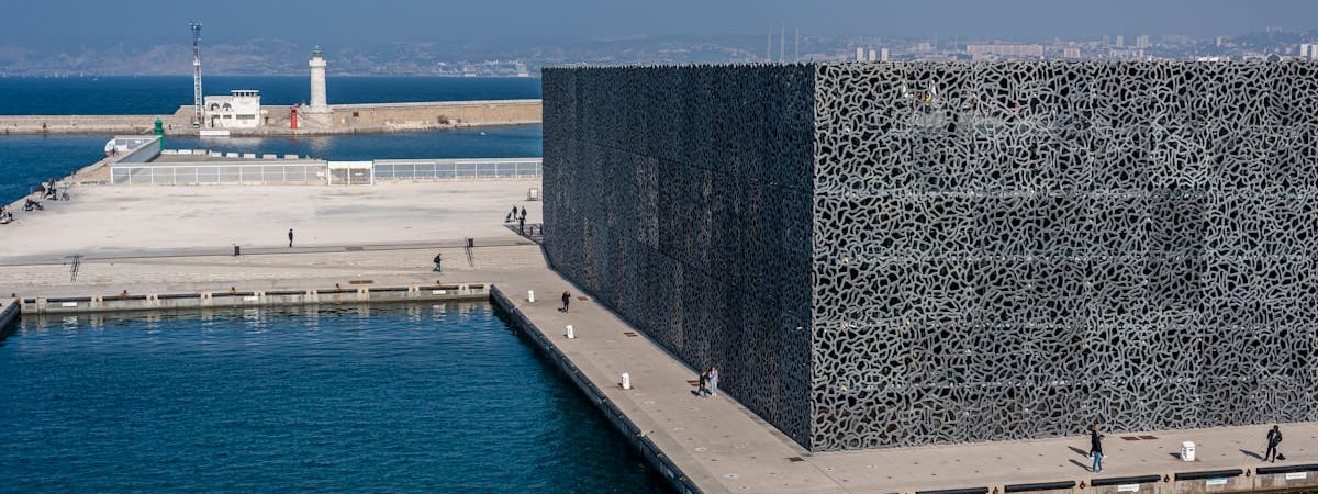 Введение чрезвычайного положения в Новой Каледонии