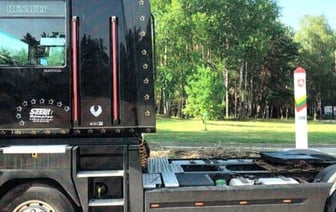 В Беларусь въезжал тягач с поддельным техпаспортом. Пограничников смутило не только это