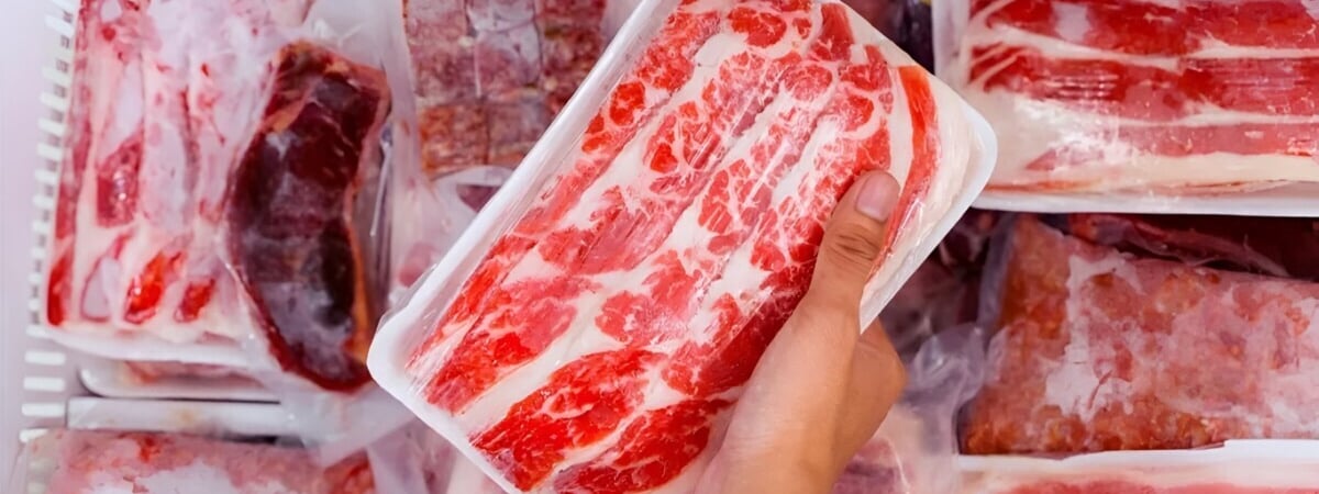 Сделайте это перед тем, как положить мясо в морозилку. Как трюк ускорит потом готовку? — Полезно