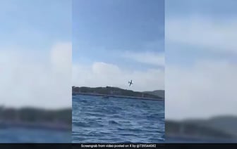 Пилот погиб в авиакатастрофе во время шоу высшего пилотажа во Франции.
