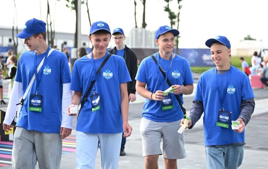 Около 200 гостей фестиваля «Вытокі» украсили скейт-роллер парк в Пружанах