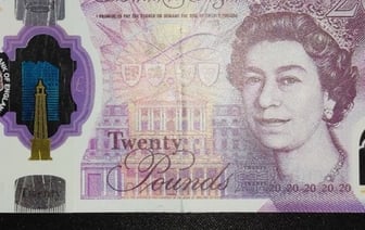 В Великобритании с белорусом за работу расплатились фальшивыми деньгами — он узнал об этом только на родине