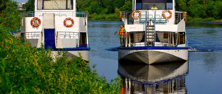 Опасно низкий уровень воды, затрудняющий судоходство, установился на Двине