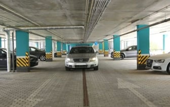 Мужчина разбил авто из-за скользкого покрытия на паркинге. Что решил суд?