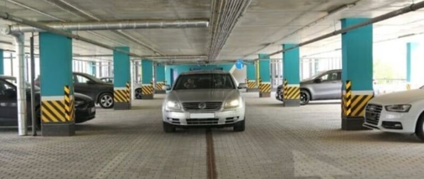 Мужчина разбил авто из-за скользкого покрытия на паркинге. Что решил суд?