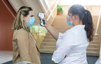 Минчанка пожаловалась, что в ТЦ выводят на экран фото посетителей с температурой. Так можно?