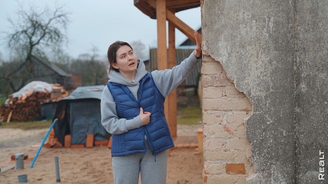 Как молодая семья из Пинска восстанавливает сразу два старых дома в деревне