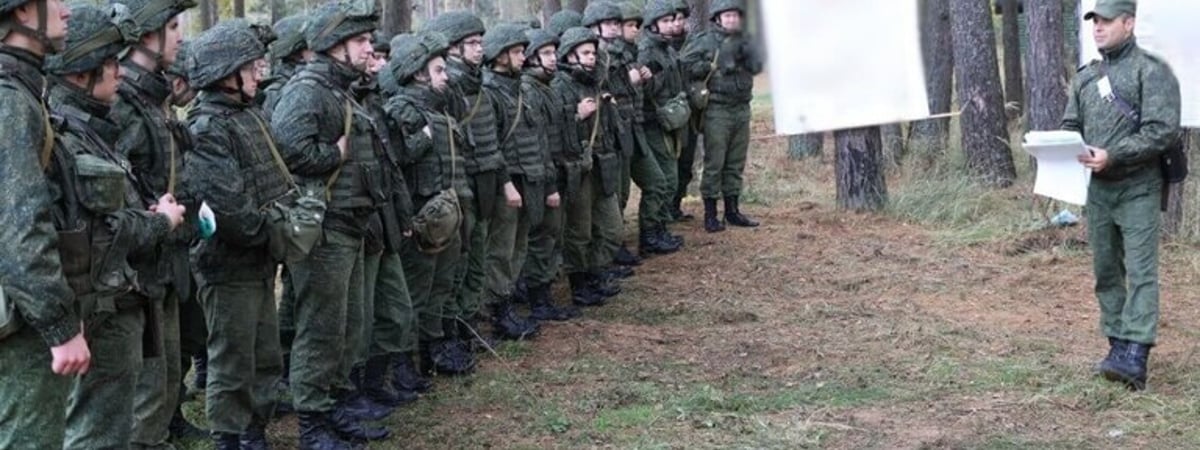 Офицеры на сборе под Борисовом развивают “лидерские качества”