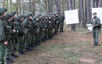 Офицеры на сборе под Борисовом развивают “лидерские качества”