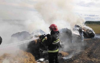 В поле горела солома, во дворе беседка, а в Гродно из-за окурка едва не сгорела квартира