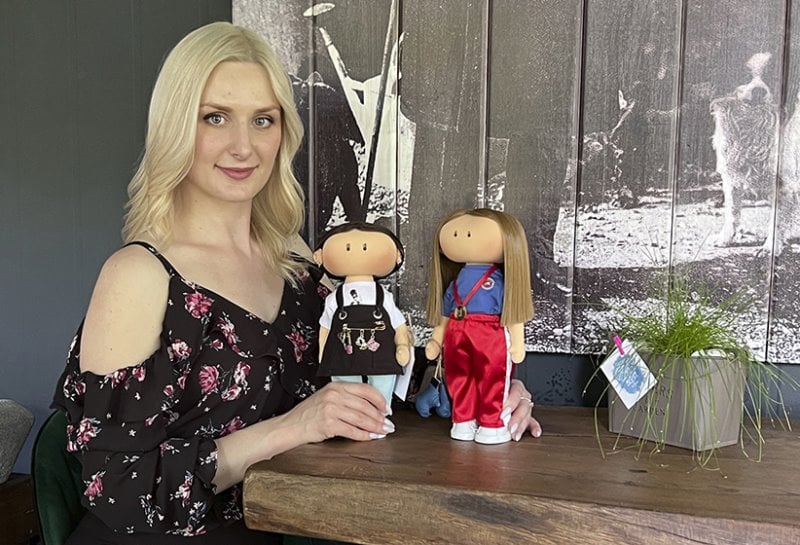 «Чувствую себя феей». Портретных кукол по фотографиям шьет жительница Барановичей