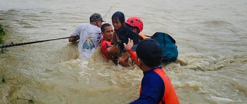 "Бебинка": сильнейший тайфун за последние 70 лет обрушился на Шанхай и вышел на сушу