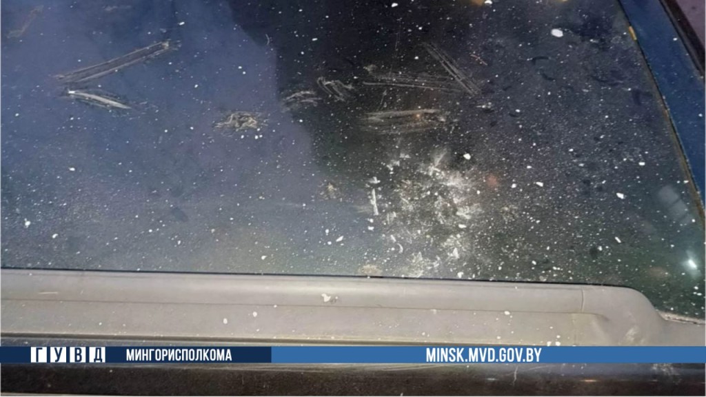 Минчанка выбросила посуду из окна, повредив авто соседа