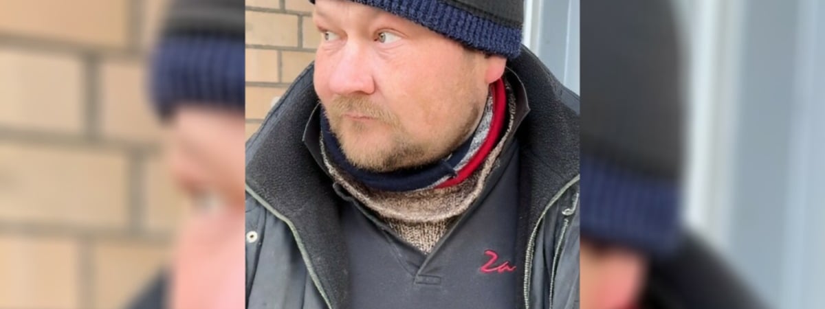 «Ребёнок во взрослом теле» — Фотограф показал историю минского бездомного. Но пожалели его не все — Видео