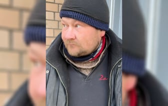 «Ребёнок во взрослом теле» — Фотограф показал историю минского бездомного. Но пожалели его не все — Видео