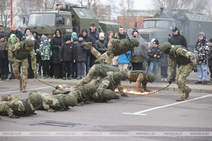 Показываем выступление десантников в Бресте у Ледового дворца