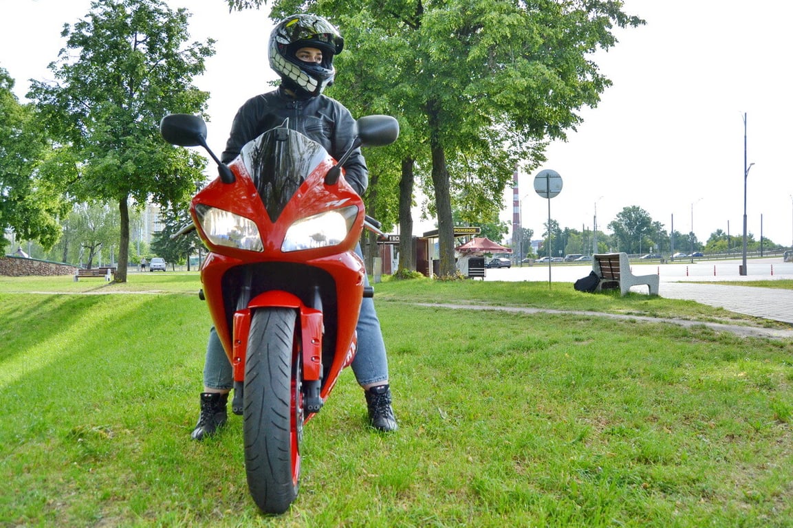 Многодетная мама рассекает на «суперспорте» Yamaha YZF-R1 по Бресту