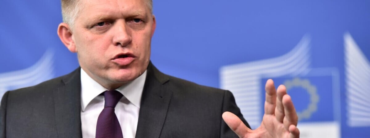 «Летает по миру и кланяется диктаторам» — Вся словацкая оппозиция объединилась, чтобы объявить Фицо импичмент