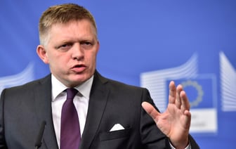 «Летает по миру и кланяется диктаторам» — Вся словацкая оппозиция объединилась, чтобы объявить Фицо импичмент