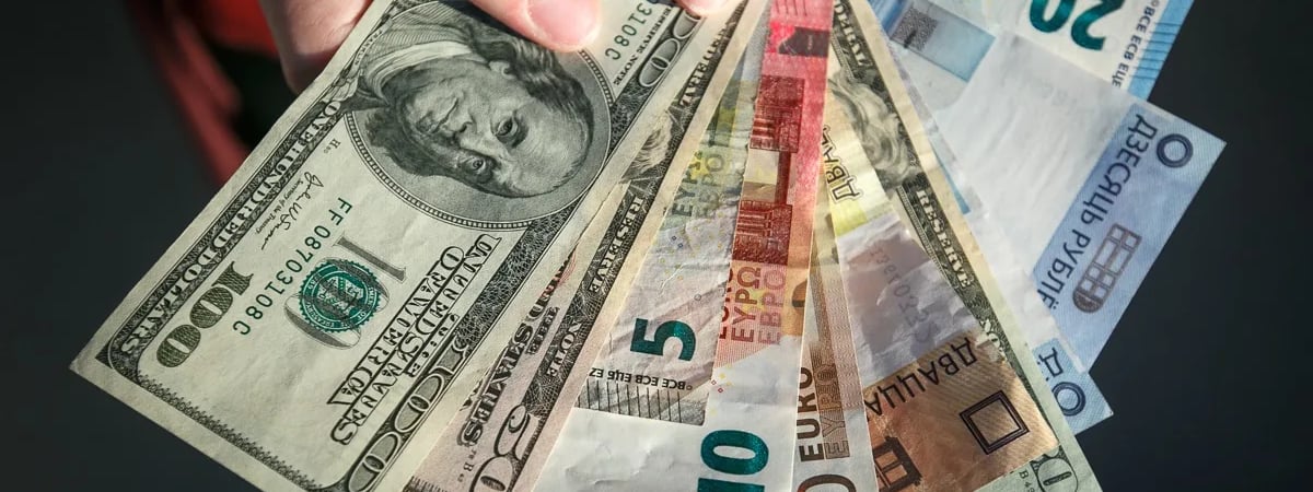 Доллар подешевел, а евро снова подорожал в Беларуси. Что будет с валютой США в апреле?