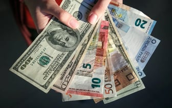 Доллар подешевел, а евро снова подорожал в Беларуси. Что будет с валютой США в апреле?