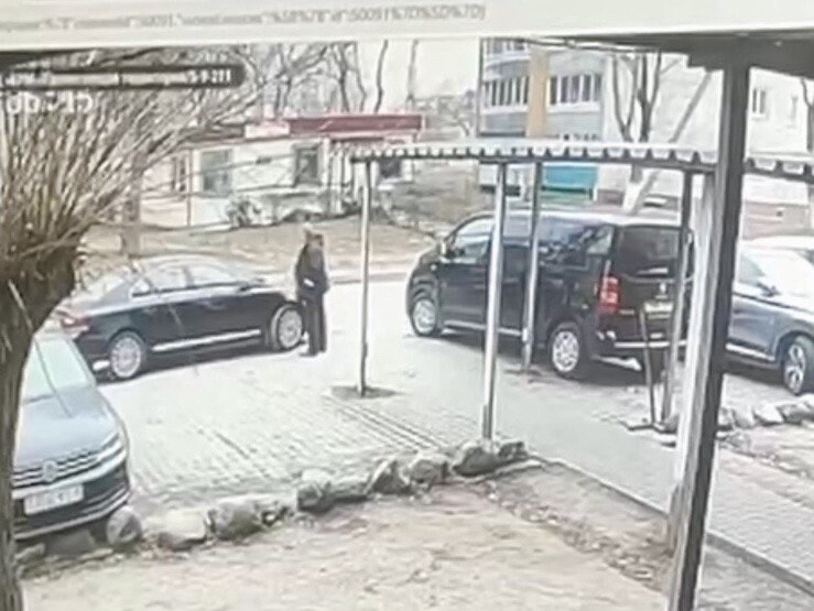 В Беларуси прохожий разлил горячий кофе на лобовое стекло автомобиля. Какое грозит наказание?