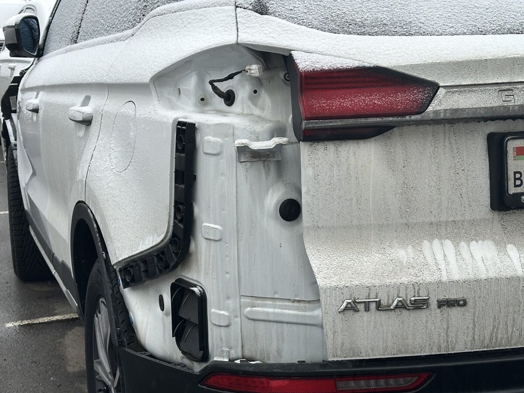 «То жучок, то ржавчинка!» Белорус купил новый Geely Atlas Pro и не выезжает из сервиса. Завод: «Дефекты связаны с условиями эксплуатации»