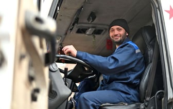 «Клад не находил». Будни водителя мусоровоза в Гомеле