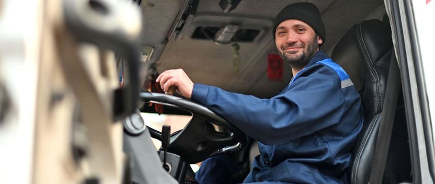 «Клад не находил». Будни водителя мусоровоза в Гомеле