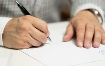 Наниматель устно попросил работника выйти на работу в выходной, а потом поставил прогул и лишил стимулирующих доплат. Чем закончилась история?