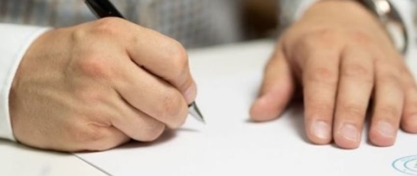 Наниматель устно попросил работника выйти на работу в выходной, а потом поставил прогул и лишил стимулирующих доплат. Чем закончилась история?