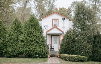 Житель Могилевского района спасал дом от загоревшегося в руках газового баллончика, но воспламенился сам и получил тяжелые ожоги. Как это вышло?