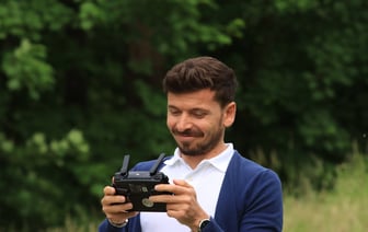 В результате обстрела Одессы обрушился подъезд многоэтажки, есть раненые и погибшие