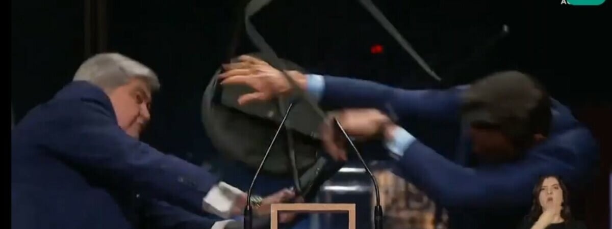 Кандидат в мэры Сан-Паулу ударил оппонента стулом в прямом эфире — Видео