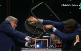 Кандидат в мэры Сан-Паулу ударил оппонента стулом в прямом эфире — Видео